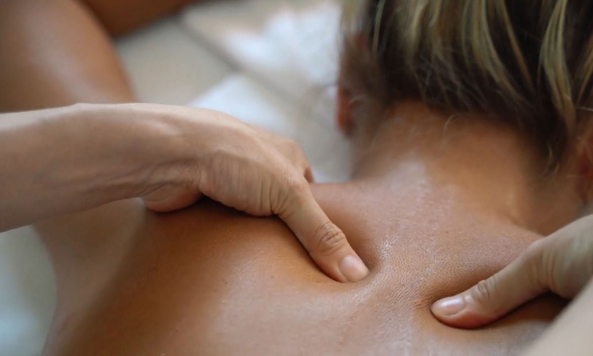devojka na masaži leđa i vrata