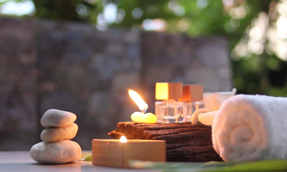 prikaz mirisnih sveća, peškira i alata potrebnog za masažu